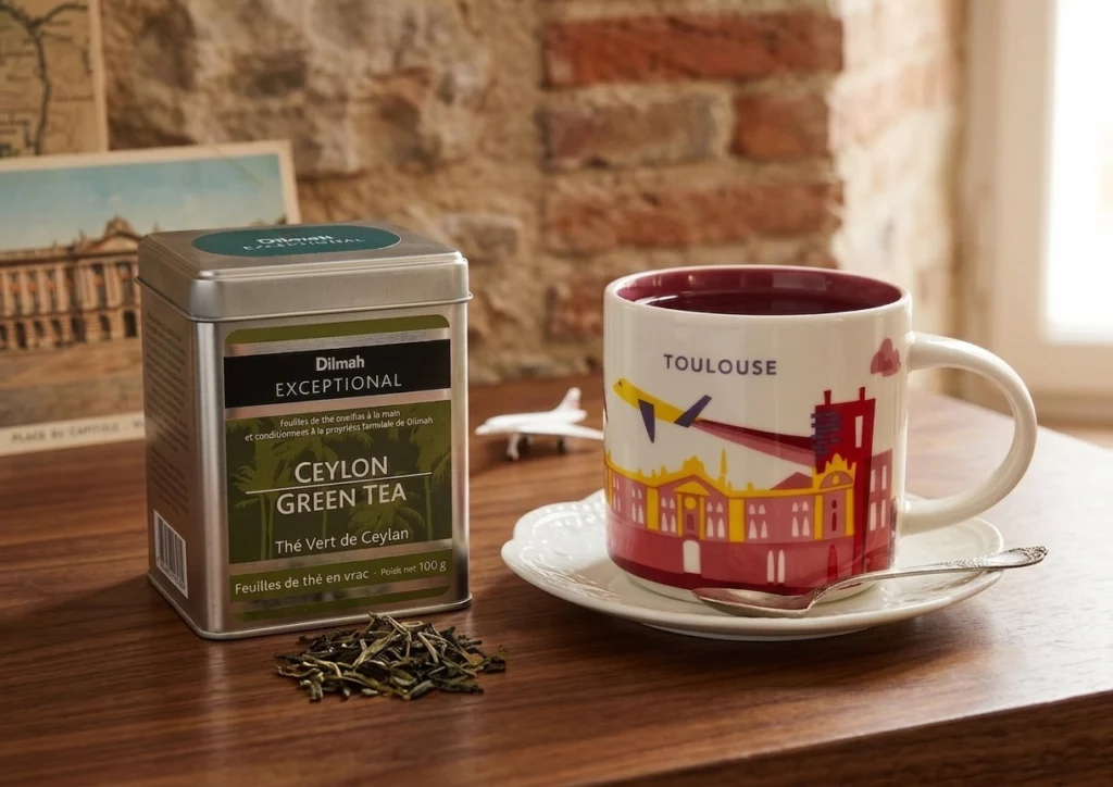 Plongée Sensorielle : Le Thé Vert de Ceylan Dilmah Exceptional passé au crible Infusion du sachet pyramide de thé vert de Ceylan Dilmah Exceptional dans une tasse en verre.